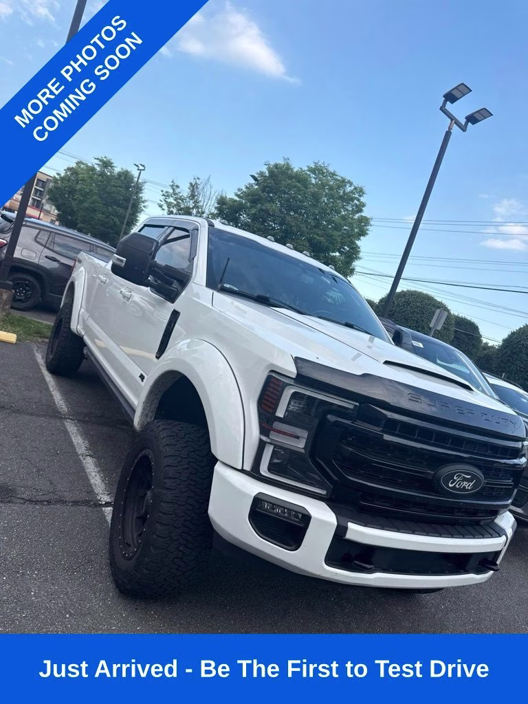 2022 White Metallic Ford Super Duty F-250 SRW Lariat 4X4 Truck