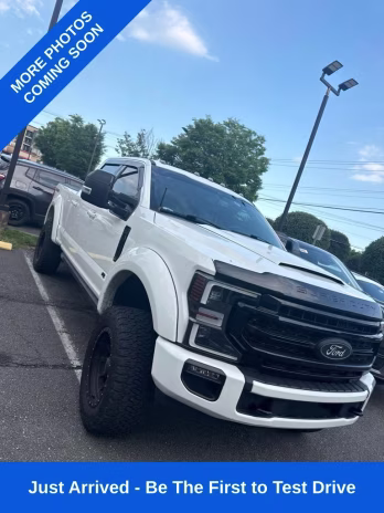 2022 White Metallic Ford Super Duty F-250 SRW Lariat 4X4 Truck