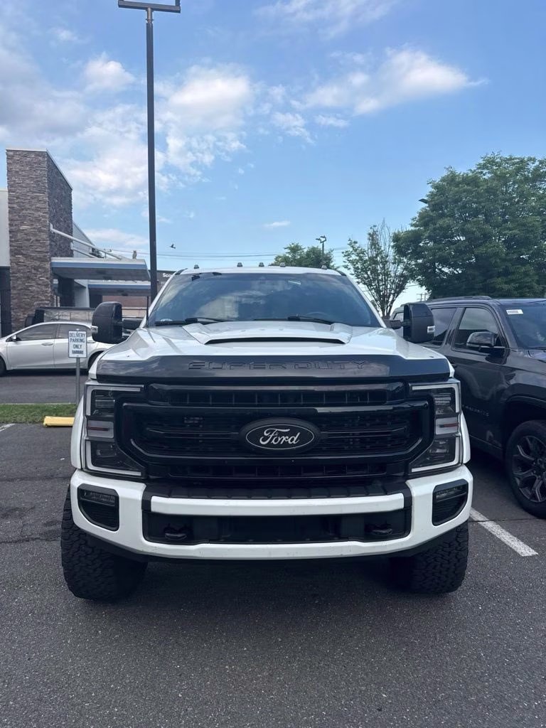 2022 White Metallic Ford Super Duty F-250 SRW Lariat 4X4 Truck