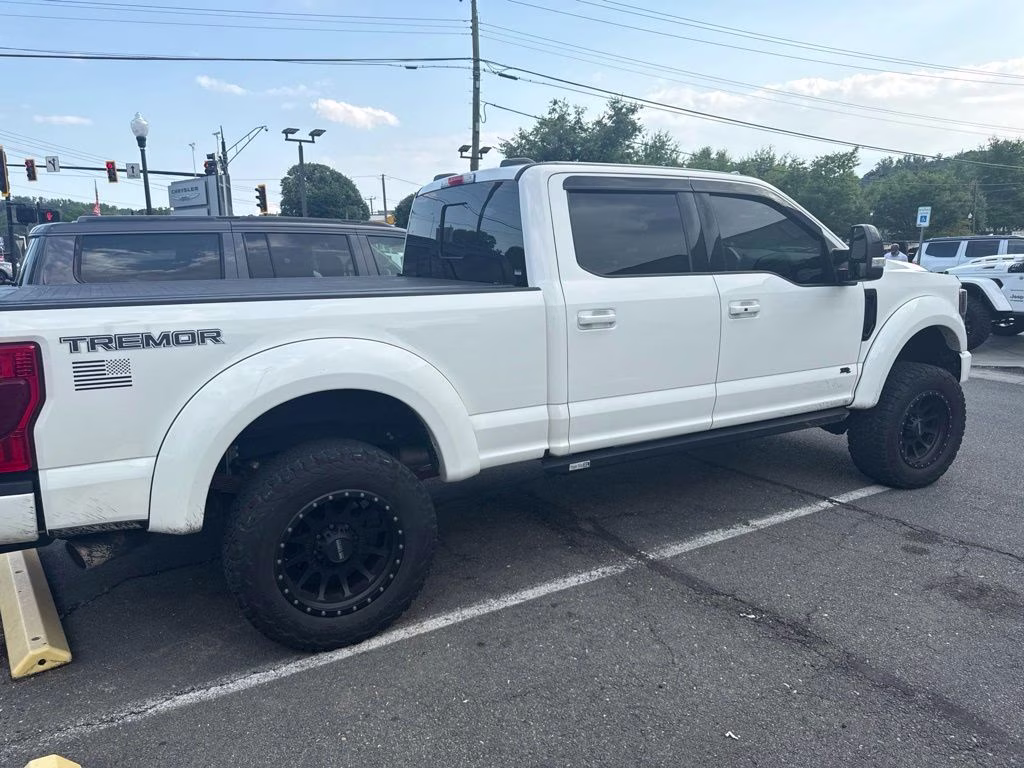 2022 White Metallic Ford Super Duty F-250 SRW Lariat 4X4 Truck