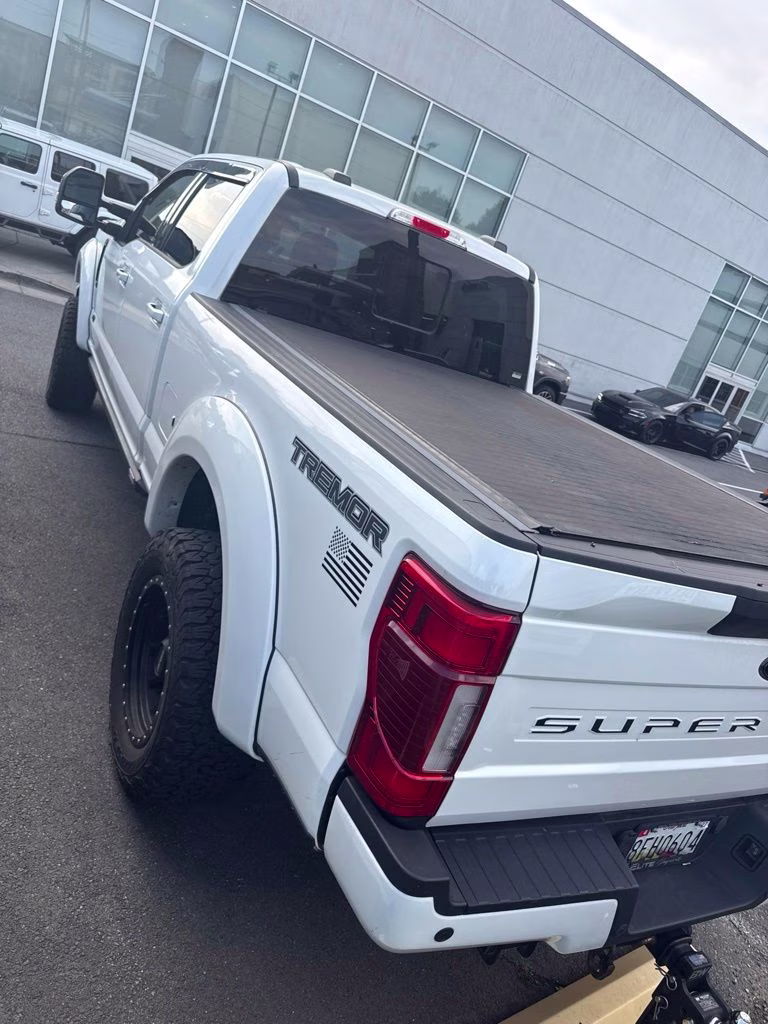 2022 White Metallic Ford Super Duty F-250 SRW Lariat 4X4 Truck