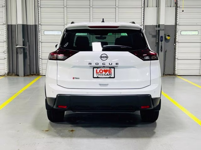 2026 Everest White Pearl Tricoat Nissan Rogue Dark Armor FWD SUV