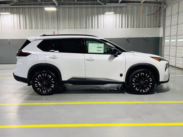 2026 Everest White Pearl Tricoat Nissan Rogue Dark Armor FWD SUV