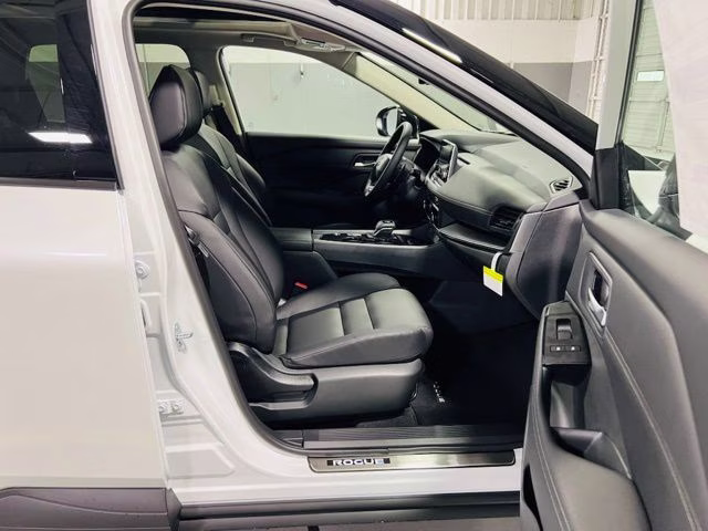 2026 Everest White Pearl Tricoat Nissan Rogue Dark Armor FWD SUV