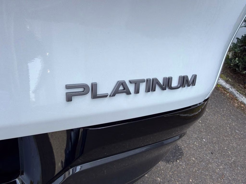2026 Everest White Pearl/Black Nissan Murano Platinum AWD SUV