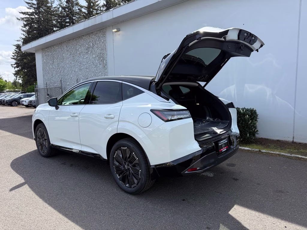 2026 Everest White Pearl/Black Nissan Murano Platinum AWD SUV