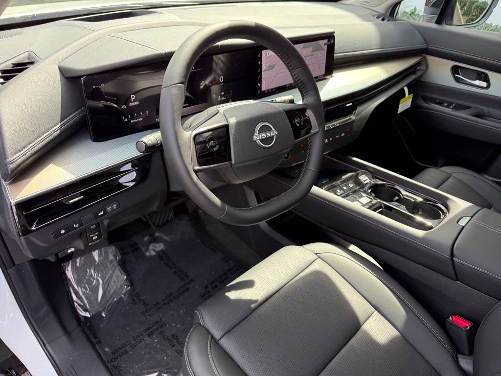 2026 Everest White Pearl/Black Nissan Murano Platinum AWD SUV