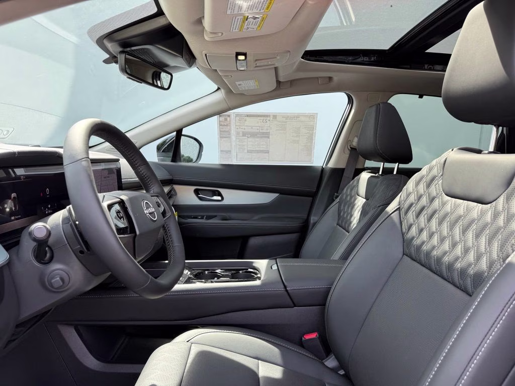 2026 Everest White Pearl/Black Nissan Murano Platinum AWD SUV