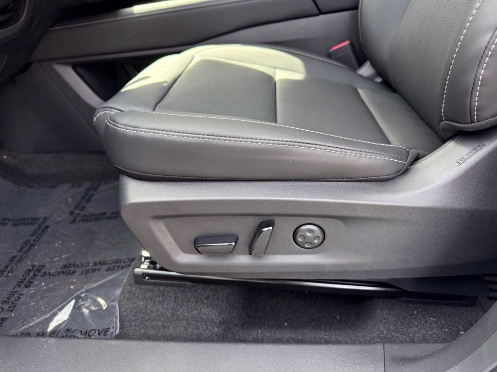 2026 Everest White Pearl/Black Nissan Murano Platinum AWD SUV