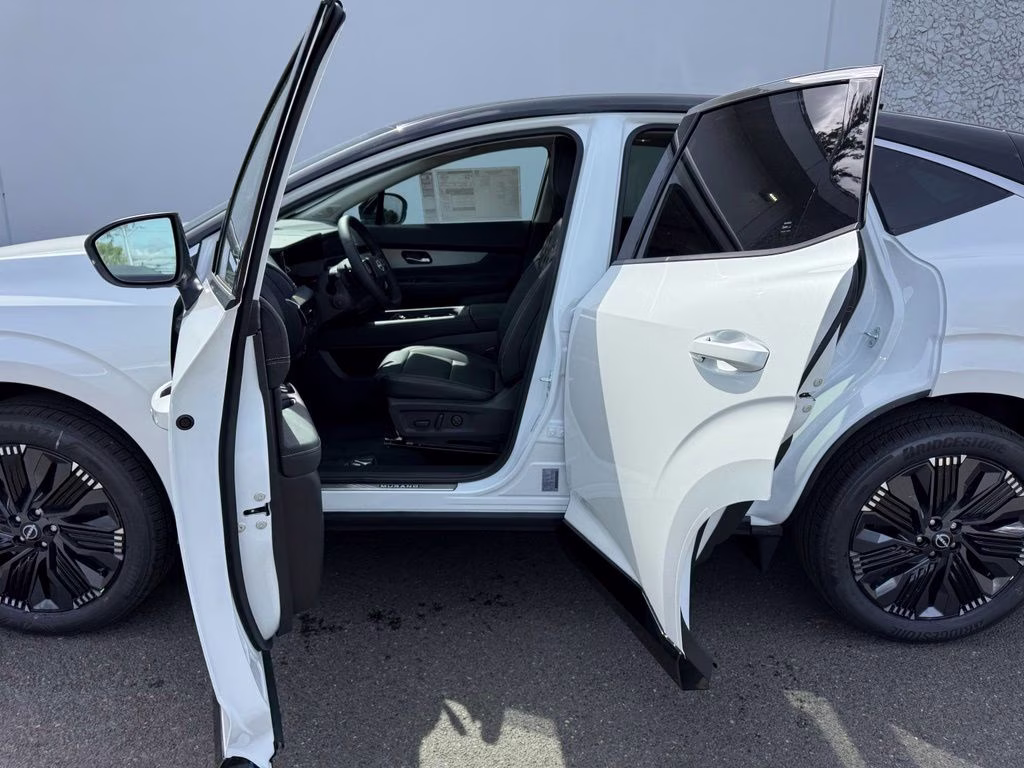 2026 Everest White Pearl/Black Nissan Murano Platinum AWD SUV