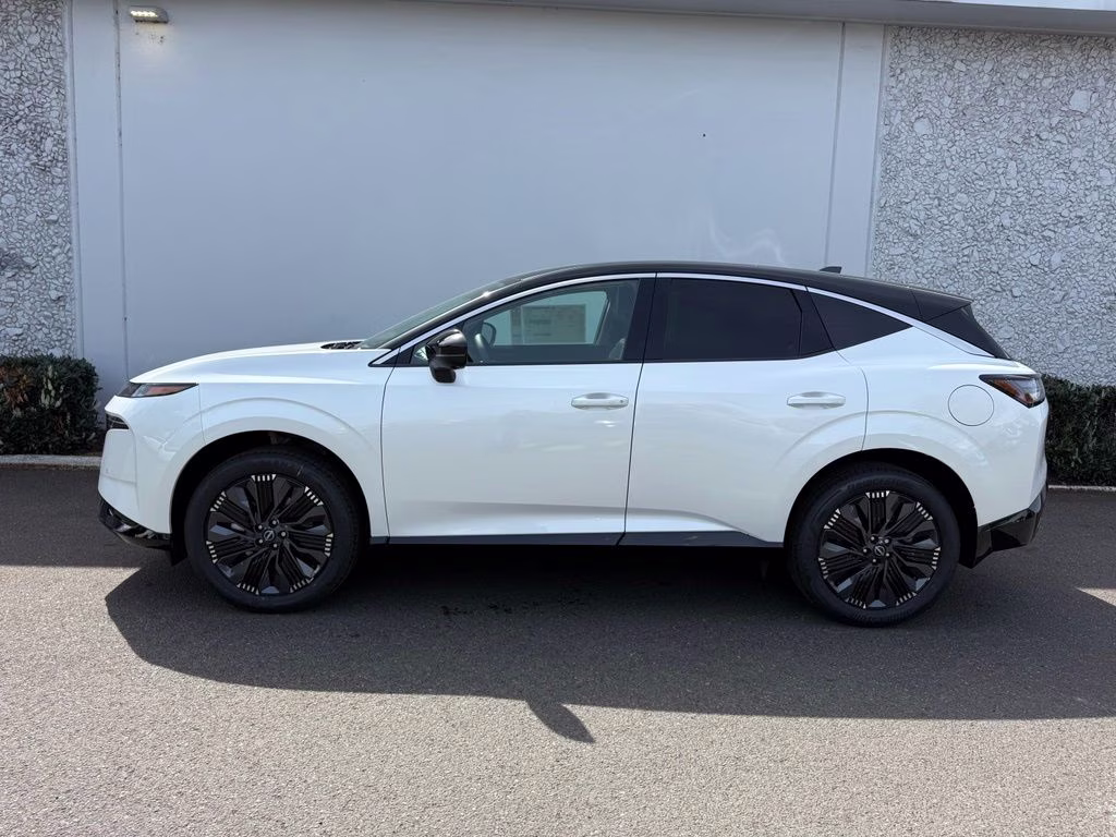 2026 Everest White Pearl/Black Nissan Murano Platinum AWD SUV