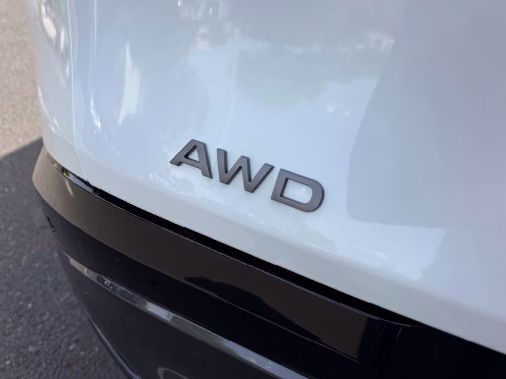 2026 Everest White Pearl/Black Nissan Murano Platinum AWD SUV