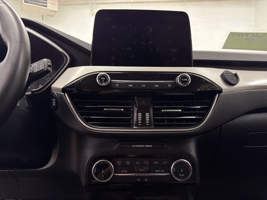 2022 Oxford White Ford Escape SE FWD SUV