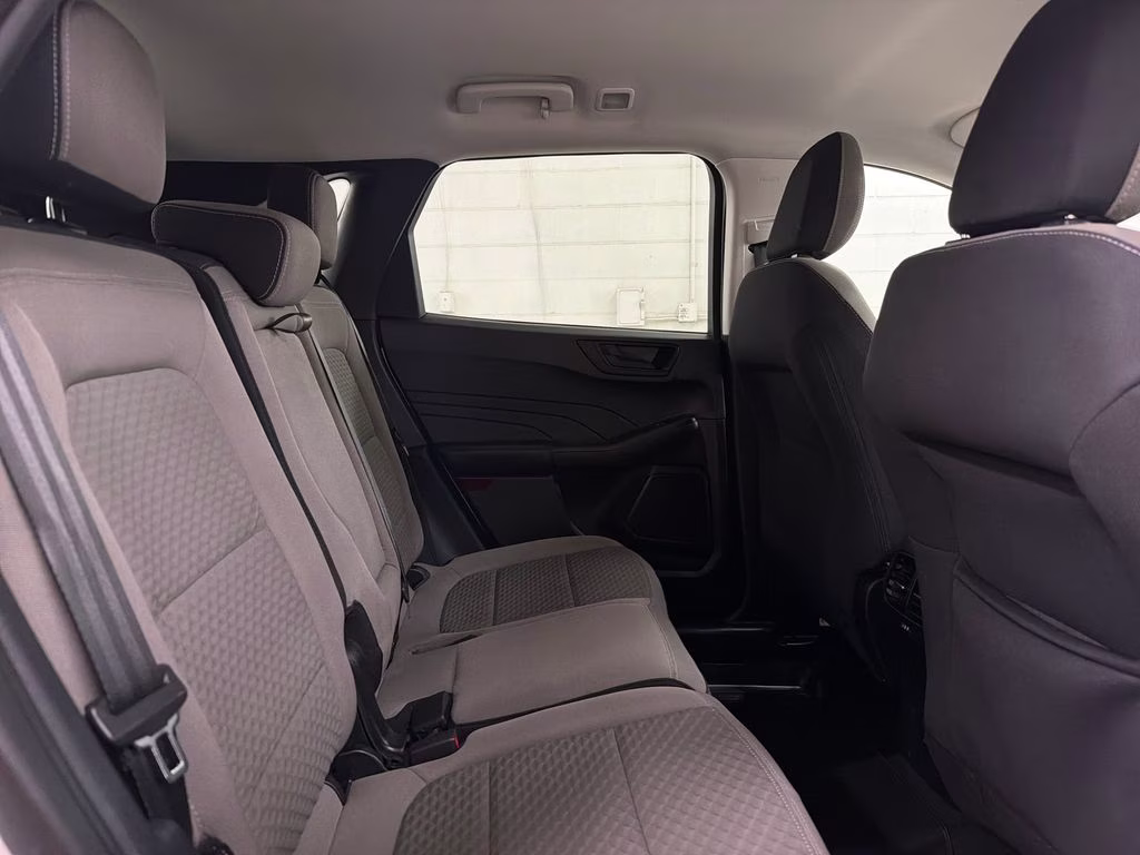 2022 Oxford White Ford Escape SE FWD SUV