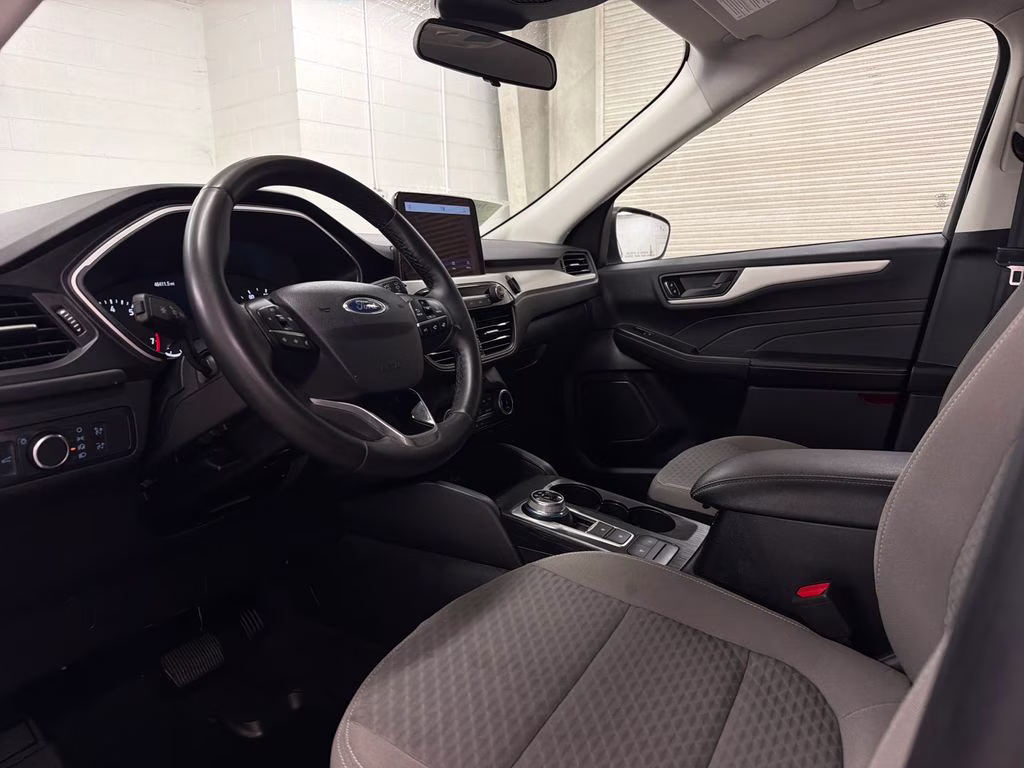 2022 Oxford White Ford Escape SE FWD SUV