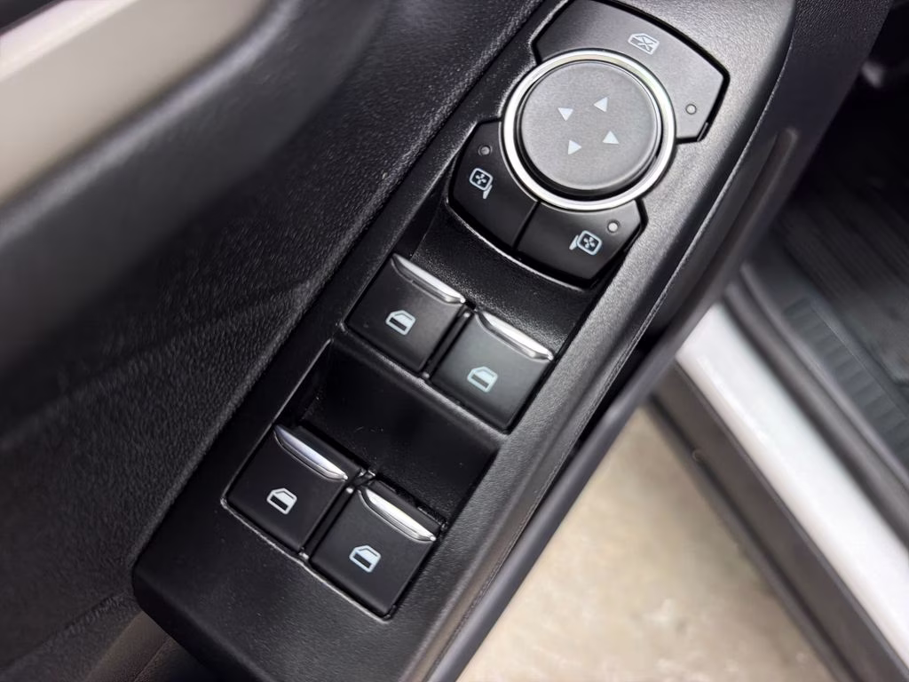 2022 Oxford White Ford Escape SE FWD SUV
