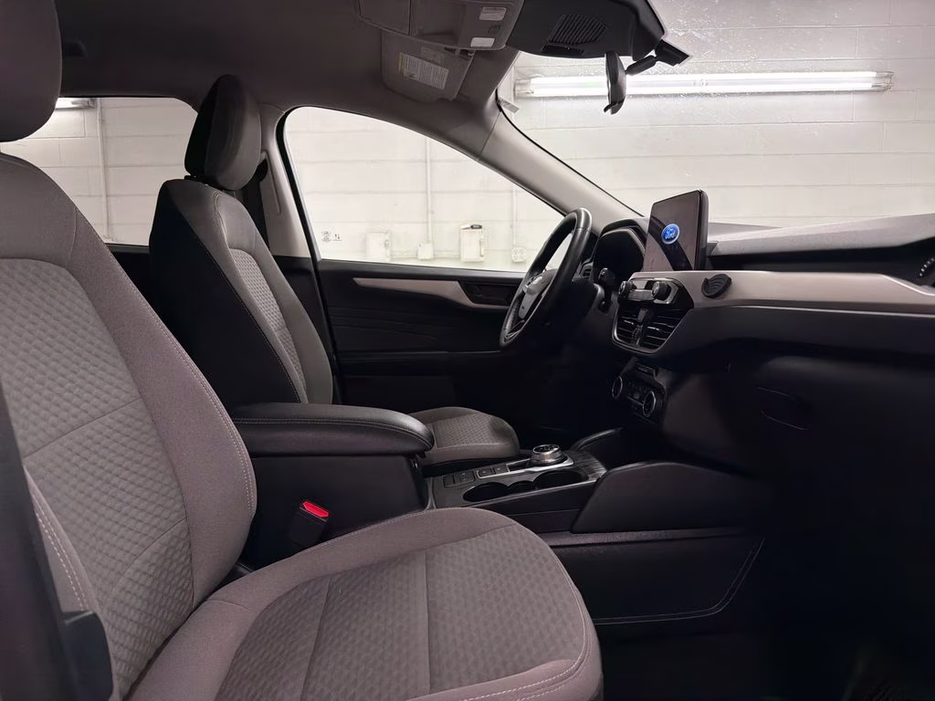 2022 Oxford White Ford Escape SE FWD SUV