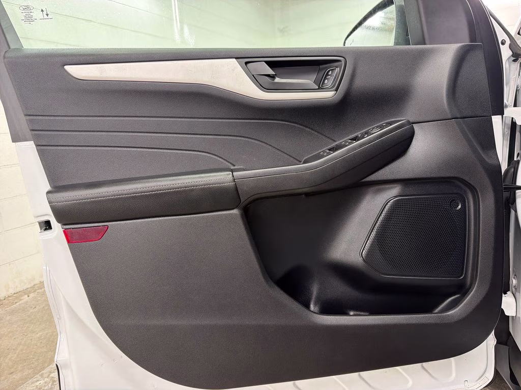 2022 Oxford White Ford Escape SE FWD SUV