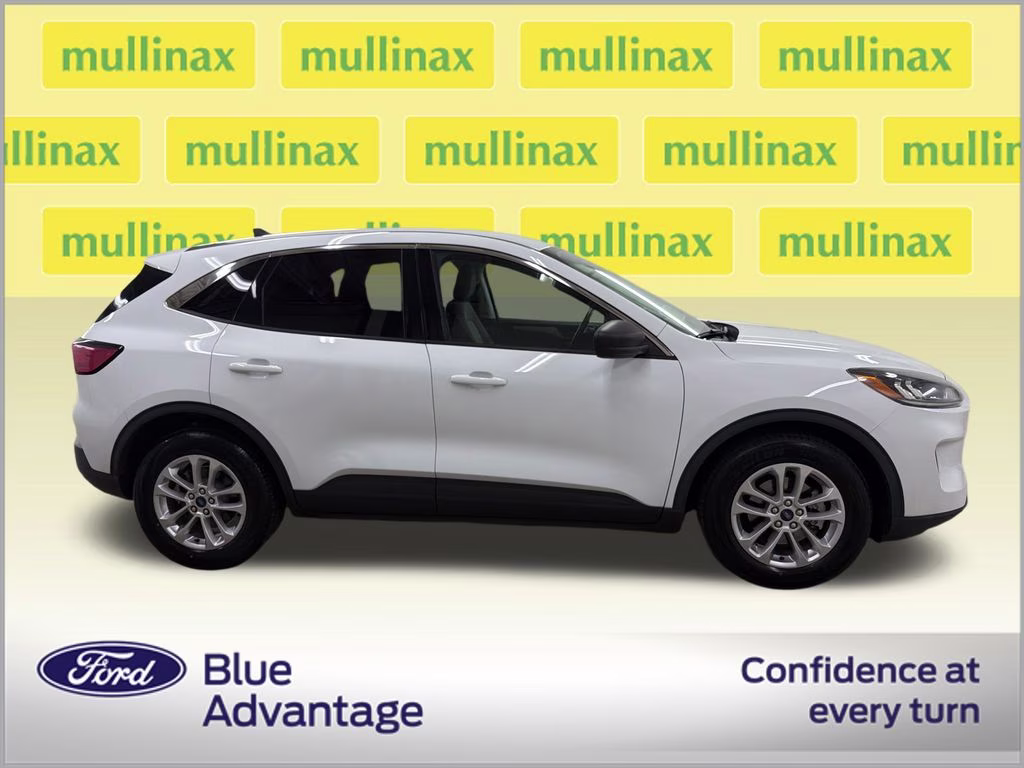 2022 Oxford White Ford Escape SE FWD SUV