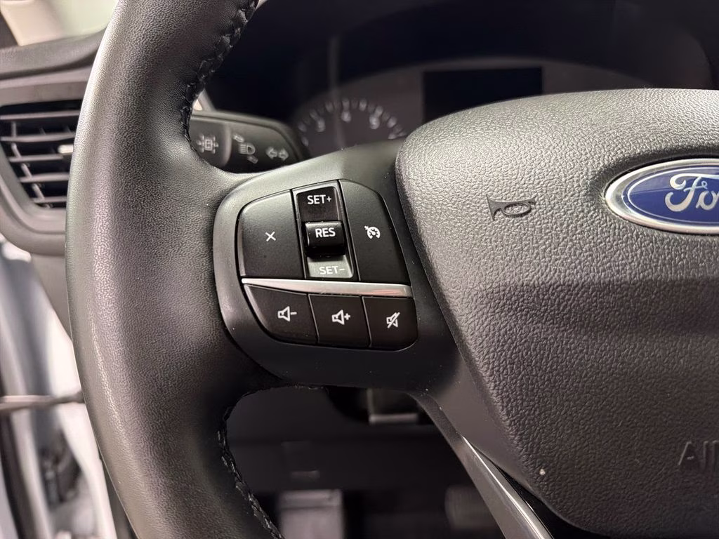 2022 Oxford White Ford Escape SE FWD SUV