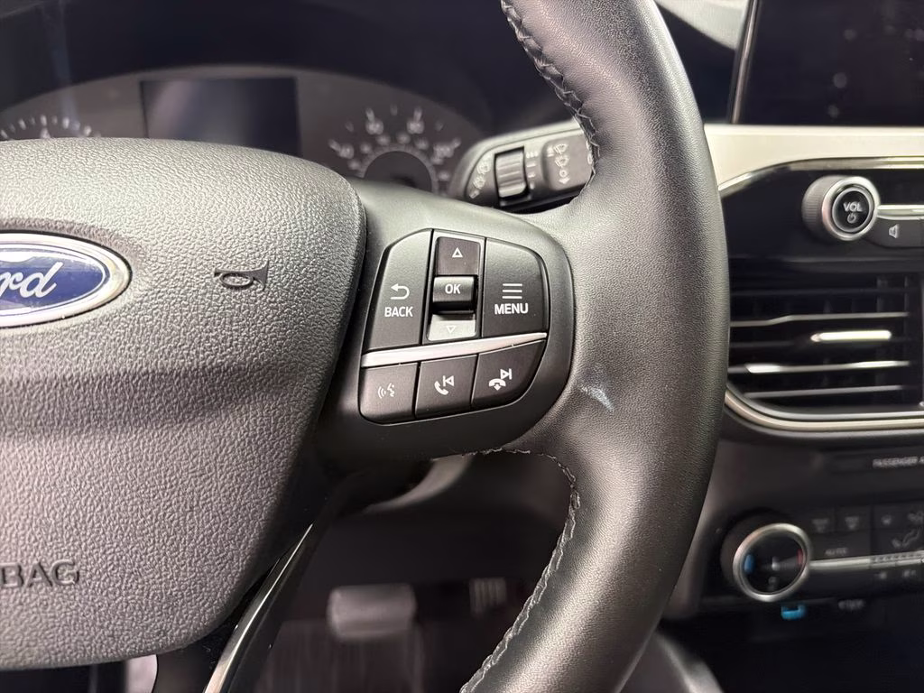 2022 Oxford White Ford Escape SE FWD SUV