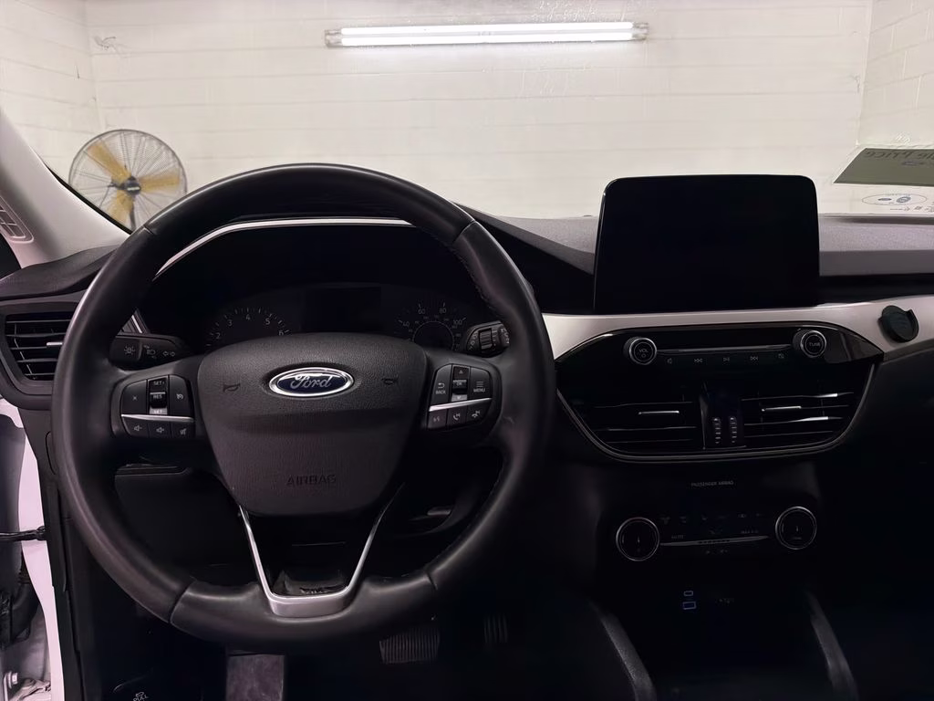 2022 Oxford White Ford Escape SE FWD SUV