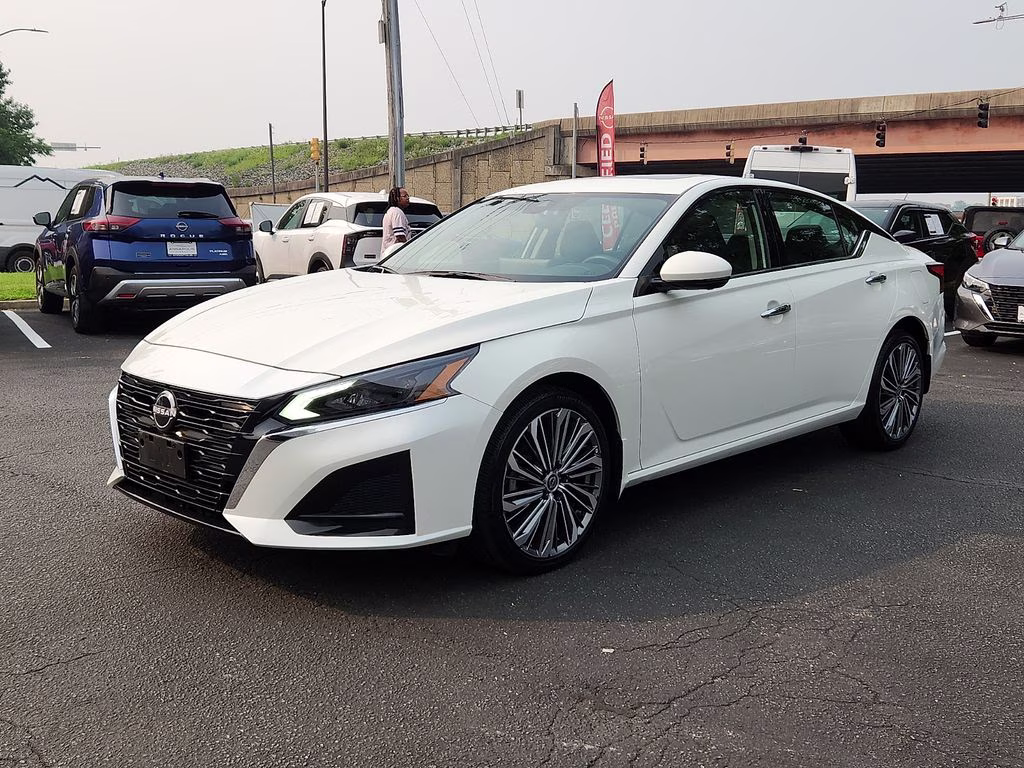 2023 Pearl White Tricoat Nissan Altima 2.5 SL AWD Sedan