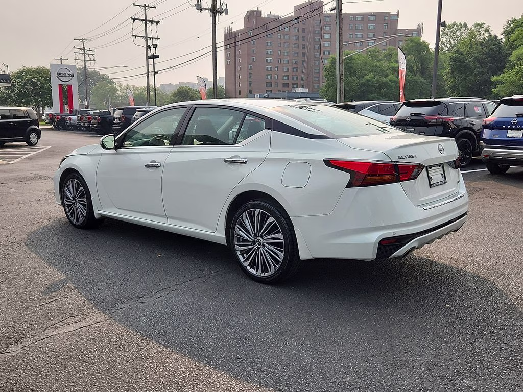 2023 Pearl White Tricoat Nissan Altima 2.5 SL AWD Sedan