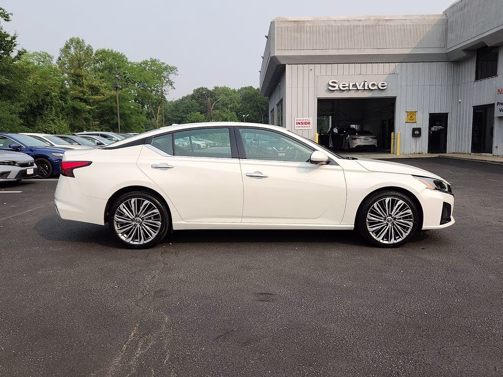 2023 Pearl White Tricoat Nissan Altima 2.5 SL AWD Sedan