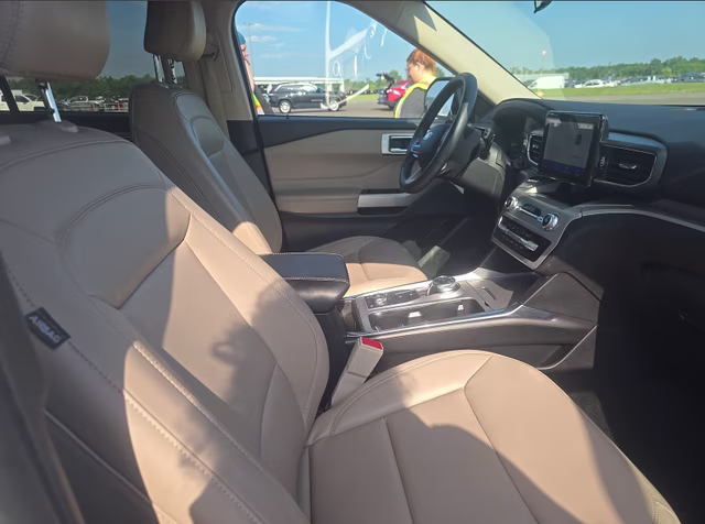 2024 Star White Metallic Tri-Coat Ford Explorer XLT 4X4 SUV