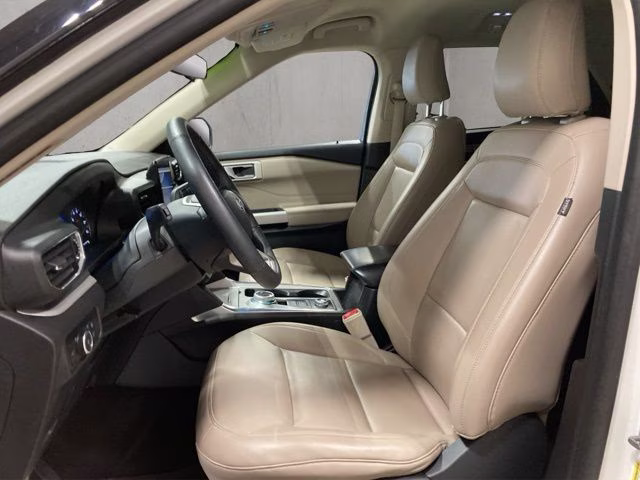 2024 Star White Metallic Tri-Coat Ford Explorer XLT 4X4 SUV