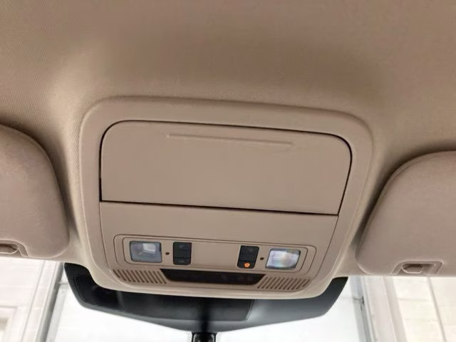 2024 Star White Metallic Tri-Coat Ford Explorer XLT 4X4 SUV