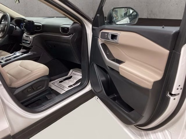 2024 Star White Metallic Tri-Coat Ford Explorer XLT 4X4 SUV