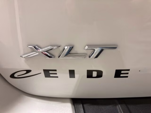 2024 Star White Metallic Tri-Coat Ford Explorer XLT 4X4 SUV