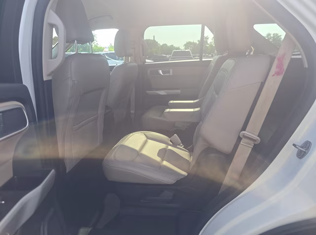 2024 Star White Metallic Tri-Coat Ford Explorer XLT 4X4 SUV