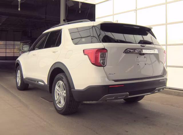 2024 Star White Metallic Tri-Coat Ford Explorer XLT 4X4 SUV