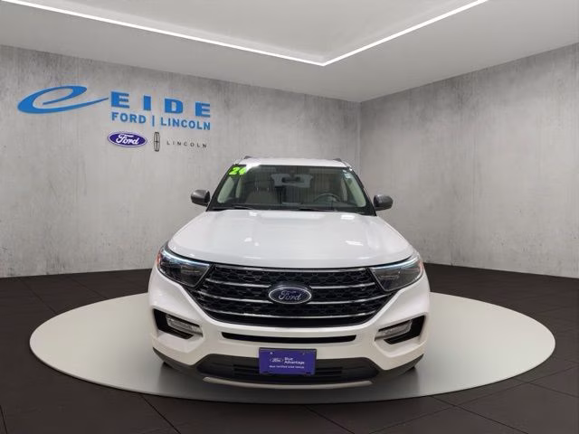 2024 Star White Metallic Tri-Coat Ford Explorer XLT 4X4 SUV
