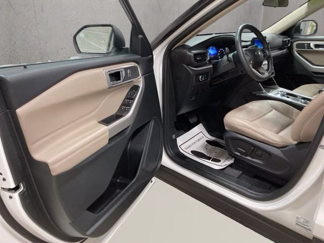 2024 Star White Metallic Tri-Coat Ford Explorer XLT 4X4 SUV
