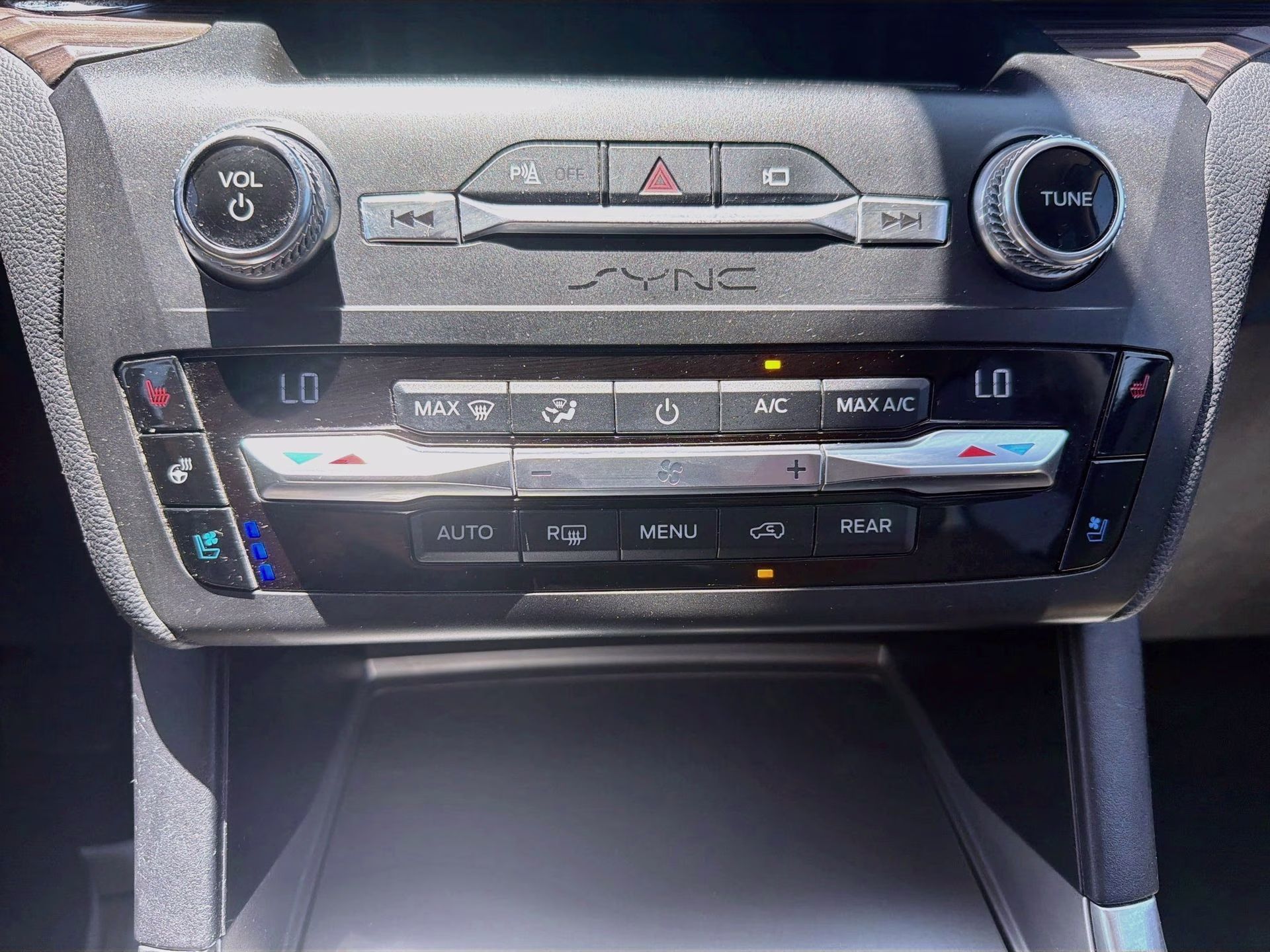 2020 Iconic Silver Metallic Ford Explorer Limited 4X4 SUV