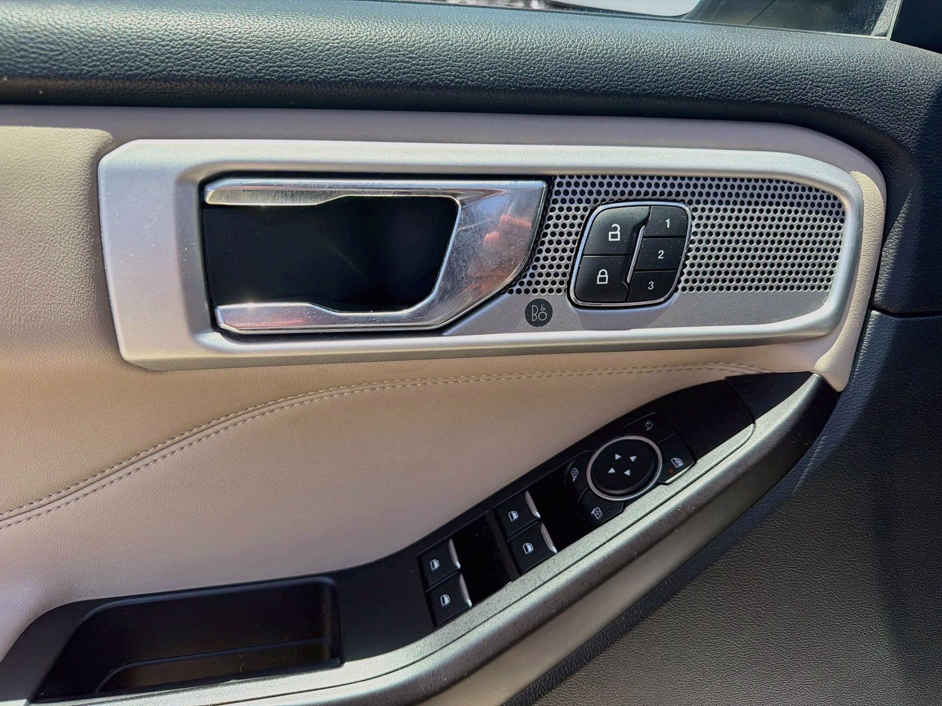 2020 Iconic Silver Metallic Ford Explorer Limited 4X4 SUV