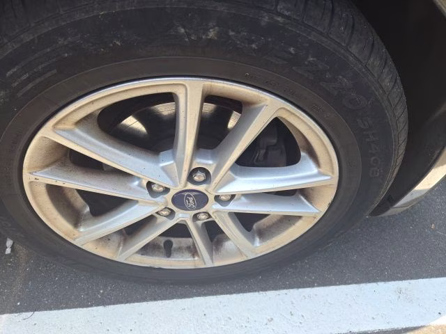 2016 Gray Ford Focus SE FWD Hatchback