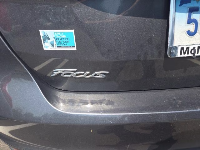2016 Gray Ford Focus SE FWD Hatchback