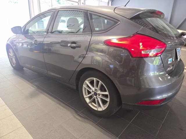 2016 Gray Ford Focus SE FWD Hatchback