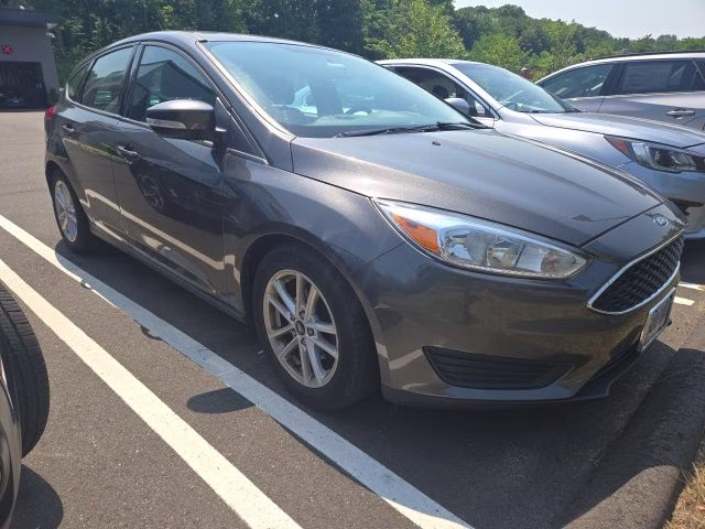 2016 Gray Ford Focus SE FWD Hatchback