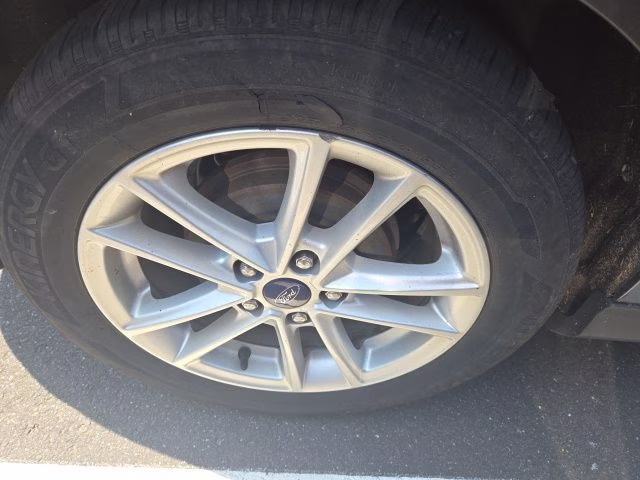 2016 Magnetic Ford Focus SE FWD Hatchback