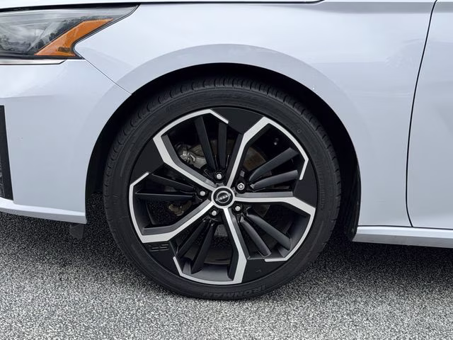 2024 Gray Sky Pearl Nissan Altima 2.5 SR FWD Sedan