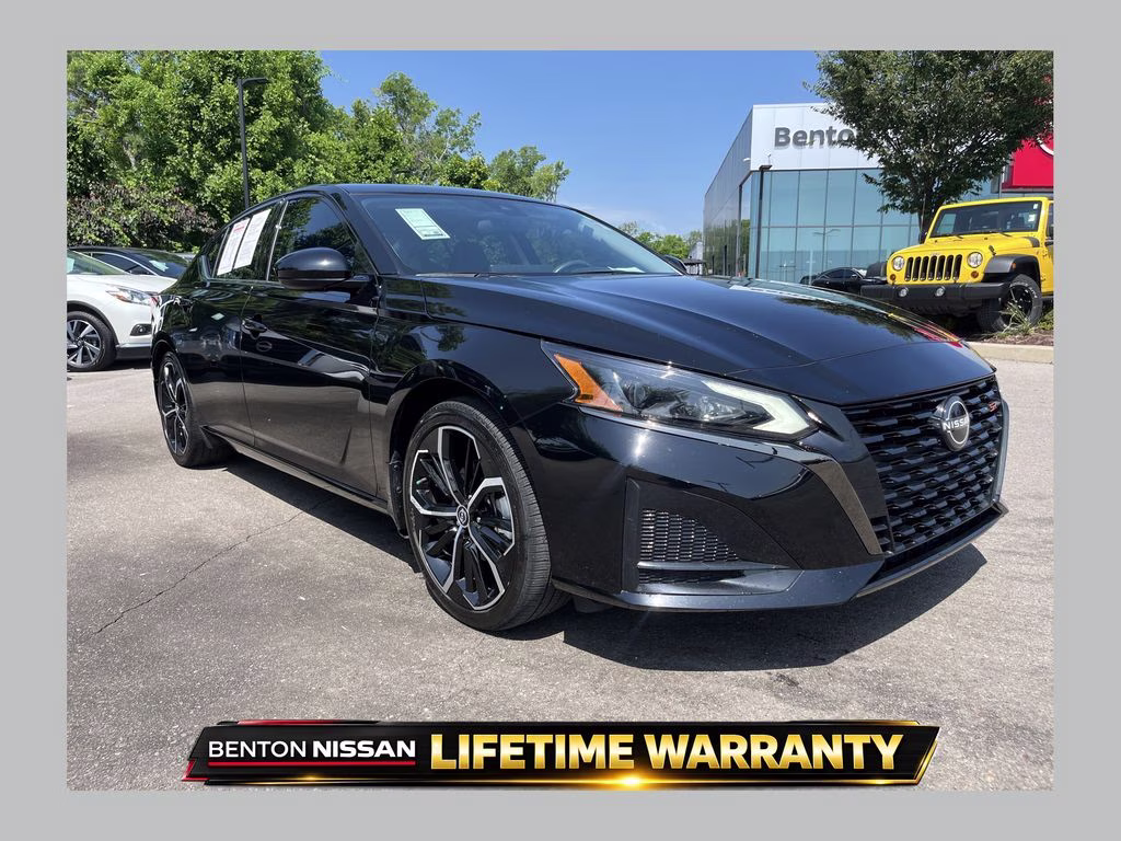 2023 Super Black Clearcoat Nissan Altima 2.5 SR FWD Sedan