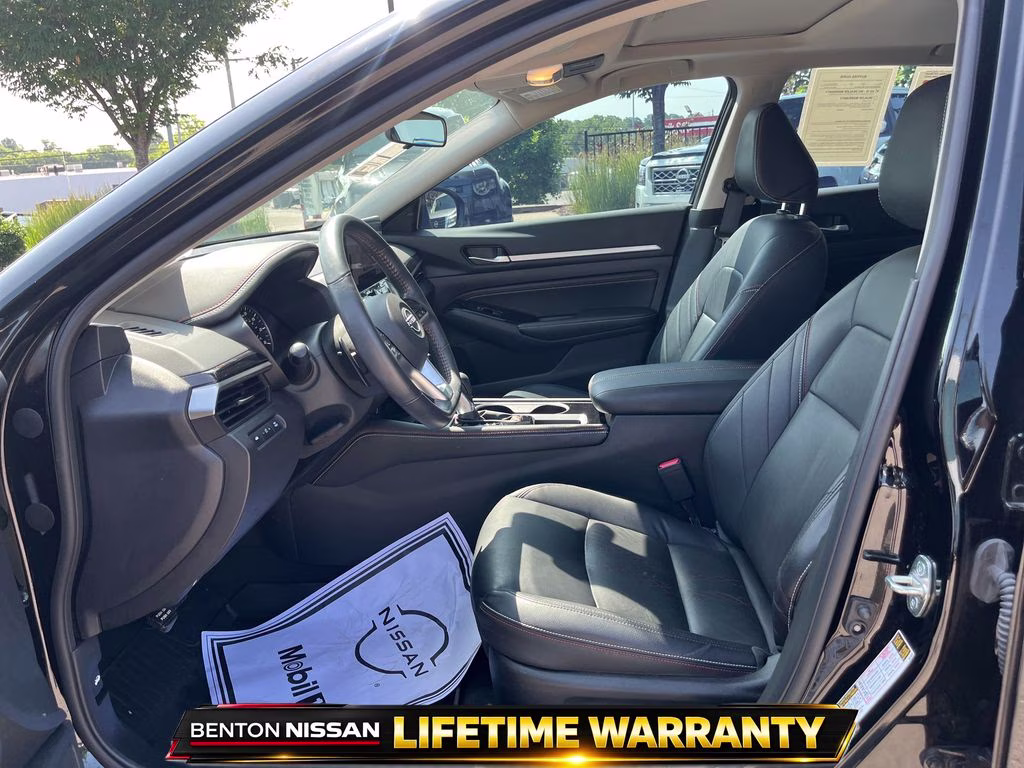 2023 Super Black Clearcoat Nissan Altima 2.5 SR FWD Sedan