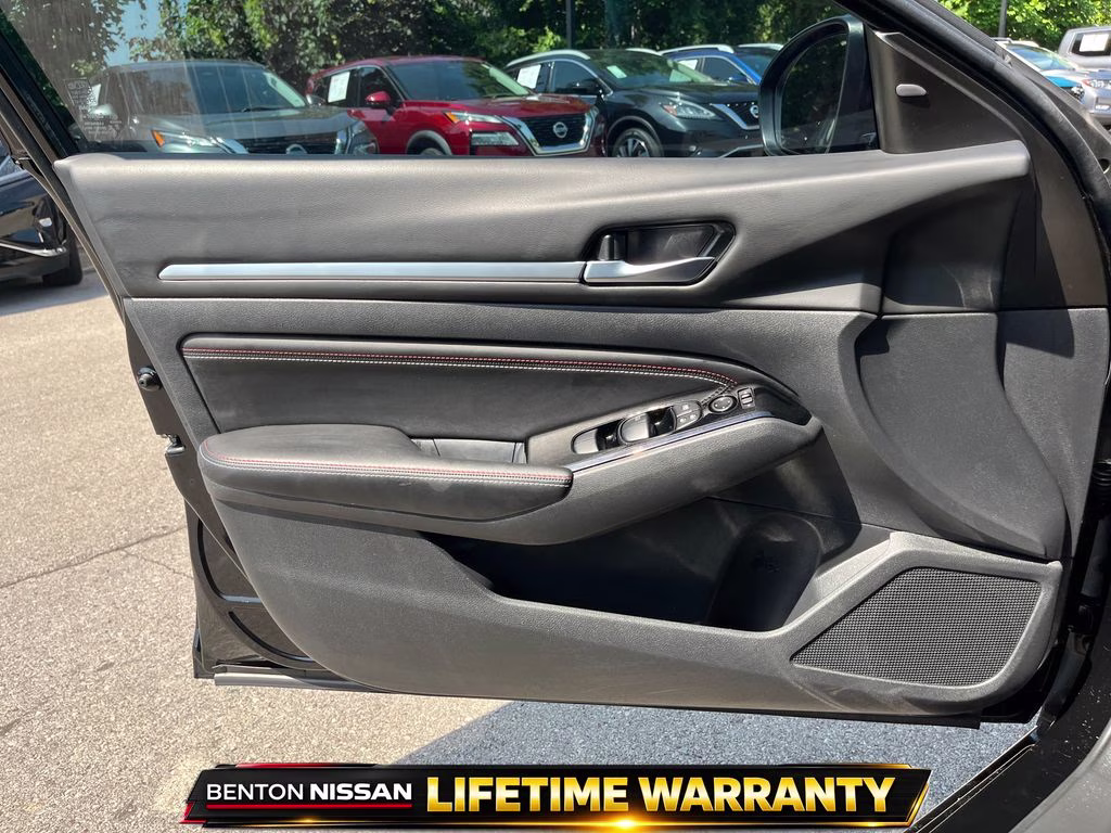2023 Super Black Clearcoat Nissan Altima 2.5 SR FWD Sedan