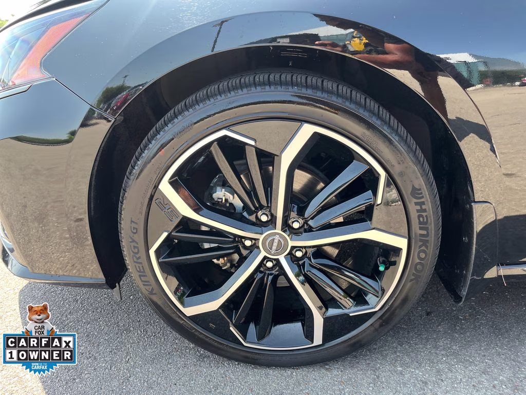 2023 Super Black Clearcoat Nissan Altima 2.5 SR FWD Sedan